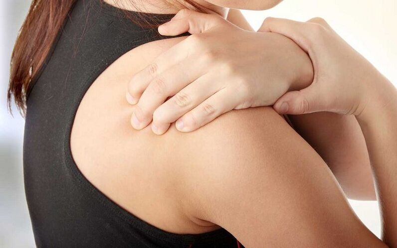 pain under the shoulder blade from the back